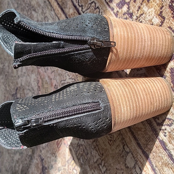 Black Peep-Toe Ankle Boots Lucky Brand - Picture 2 of 8